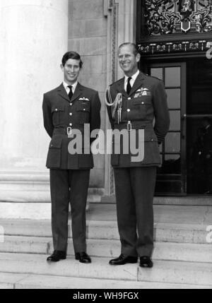 Prinz Philip, Herzog von Edinburgh. Ehemann von Königin Elisabeth II. von England, mit Prinz Charles, 1971. Stockfoto