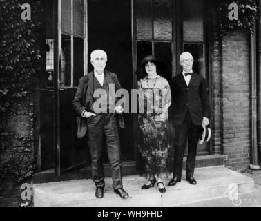 Circa 1920: Thomas Edison (1847-1931) mit Anna und William Miller (Präsident von Edison's New York Recording Studio). Stockfoto