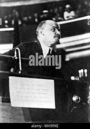 Wladimir Iljitsch Lenin (1870-1924), russischer Revolutionär und ersten Führer der UDSSR und kommunistischen theoritician. In einer Rede vor Soldaten in dem Roten Platz in Moskau im Jahre 1919. Stockfoto