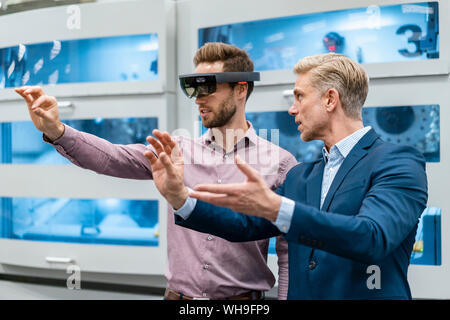 Zwei Geschäftsleute mit AR-Gläser in ein modernes Werk Stockfoto