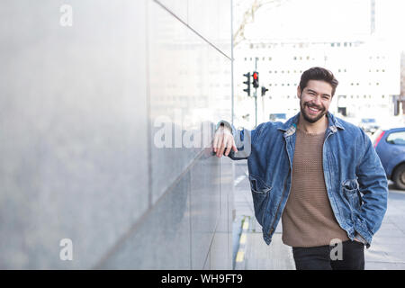 Portrait von bärtigen jungen Mann in der Stadt Stockfoto