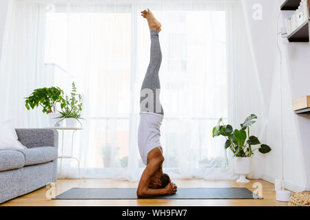 Frau praktizieren Yoga zu Hause Stockfoto