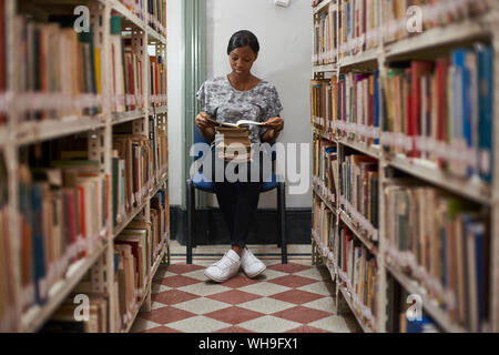 Junge Frau ein Buch an der Nationalbibliothek, Maputo, Mosambik Stockfoto