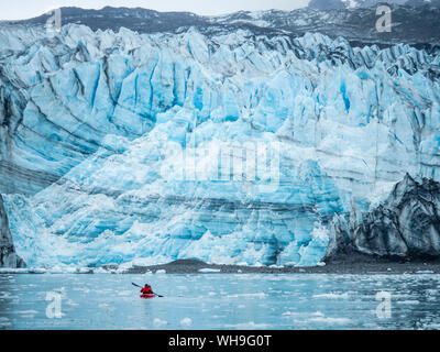 Ein kayaker Paddeln vor lamplugh Gletscher, Glacier Bay National Park, Weltkulturerbe der UNESCO, Alaska, Vereinigte Staaten von Amerika Stockfoto