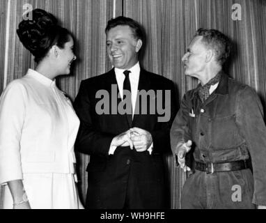 Anthony Asquith (rechts), der Regisseur mit Elizabeth Taylor (1932), englische Schauspielerin und Richard Burton (Mitte), zu wem sie war zweimal verheiratet. Stockfoto