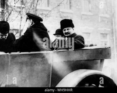 Leo Trotzki (1879-1940), russischer Revolutionär. Trotzki wurde ein Marxist in den 1890er Jahren und wurde inhaftiert und für die Opposition gegen das zaristische Regime ins Exil geschickt. Hier ist er in Brest-litowsk, wo er als Chief sowjetischen Delegierten auf der Friedenskonferenz, Januar 1918. Stockfoto