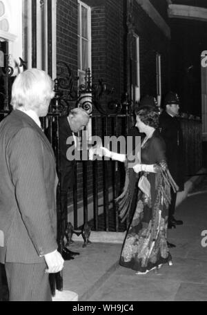 24. März 1976: Königin Elizabeth II. ist bei 10 Downing Street, wie der britische Premierminister Harold Wilson begrüßt für seine Abschiedsessen. Stockfoto