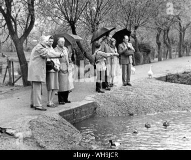 22. April 1961: (Zweiter von rechts) Königin Elisabeth II., Herzog von Edinburgh und Prinz Charles ein Spaziergang in einem Park. Stockfoto