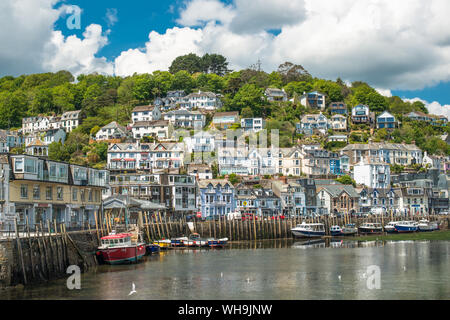 Die kleine Küstenstadt Looe mit Hang Häuser, Cornwall, England, Vereinigtes Königreich, Europa Stockfoto