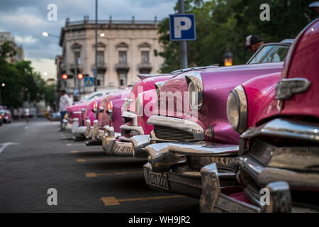 Bunte alte amerikanische Taxi Autos in Havanna in der Dämmerung geparkt, UNESCO-Weltkulturerbe, La Habana, Kuba, Karibik, Karibik, Zentral- und Lateinamerika Stockfoto