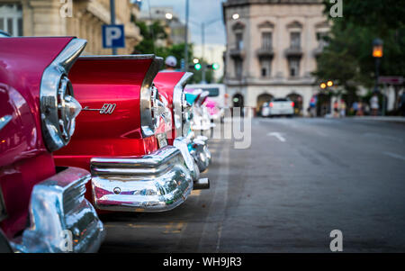 Bunte alte amerikanische Taxi Autos in Havanna in der Dämmerung geparkt, UNESCO-Weltkulturerbe, La Habana, Kuba, Karibik, Karibik, Zentral- und Lateinamerika Stockfoto