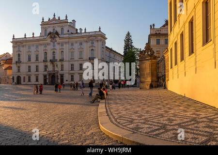 Erzbischof Palast am Hradschin Platz in der Nähe der Prager Burg bei Sonnenuntergang, Prag, Böhmen, Tschechien, Europa Stockfoto