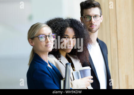 Portrait von selbstbewussten jungen Geschäftsleuten Stockfoto