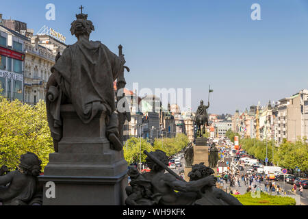 Blick von den Stufen des National Museum über Wenzelsplatz (Vaclavske namesti), Prag, Böhmen, Tschechien, Europa Stockfoto