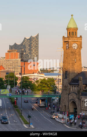 Erhöhten Blick auf die Elbphilharmonie Gebäude und den Pegelturm der Landungsbrücken (Landungsbrücken), Hamburg, Deutschland, Europa Stockfoto