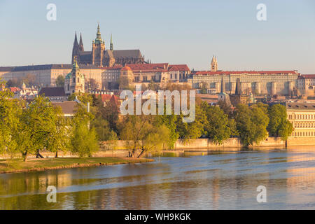 Prager Burg und der St. Veits Dom vom Ufer des Vltava River im ersten Sonnenlicht gesehen, Weltkulturerbe der UNESCO, Prag, Böhmen, Tschechien Stockfoto