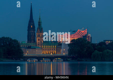 Blick von der Außenalster in der Elbphilharmonie, dem Rathaus und der St. Nikolai Mahnmal in der Dämmerung, Hamburg, Deutschland, Europa Stockfoto