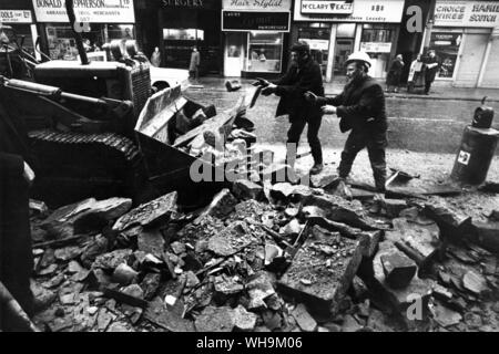 15. Januar 1968: Glasgow Sturm beschädigt werden. O.P.S Arbeiter klar Trümmer von eingestürzten Häuser von der Straße nach der Stadt hatte der Hurrikan Low Q geschlagen worden Stockfoto