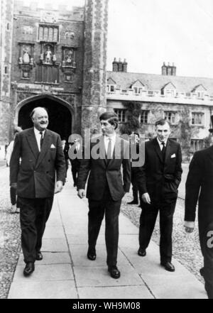 "8. Oktober 1967: Prinz Charles kommt in Cambridge. Er ist 19 Jahre alt im nächsten Monat. Er geht über das kartenblatt gestern in Cambridge, mit Herrn Butler und Kopf Tutor, Dr. Denis Marrian." Stockfoto