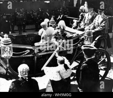 King George V und Königin Mary im Temple Bar 1935. Der Lord Mayor wird bietet die umgekehrte Pearl Schwert für die Monarchie. Silbernes Jubiläum feiern (?). Stockfoto