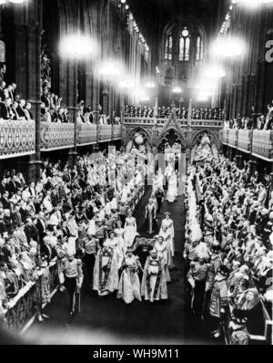 2. Juni 1953: Queen Elizabeth ist in der Westminster Abbey gekrönt. Ein Blick auf die Prozession nach unten teh Kirchenschiff geführt von h.m Queen Elizabeth II, flankiert durch ihre Mägde-von-Ehren. Stockfoto