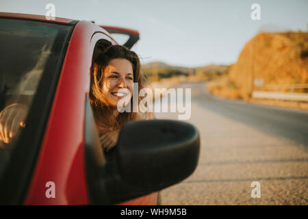 Frau auf einem Road Trip suchen aus dem Auto Fenster Stockfotografie - Alamy
