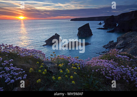 Sonnenuntergang über Bedruthan Steps, Carnewas, Cornwall, England, Vereinigtes Königreich, Europa Stockfoto