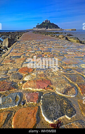 Die gepflasterten Causeway, die zu St. Michael's Mount in Marazion, Cornwall, England, Vereinigtes Königreich, Europa Stockfoto