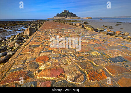 Die gepflasterten Causeway, die zu St. Michael's Mount in Marazion, Cornwall, England, Vereinigtes Königreich, Europa Stockfoto