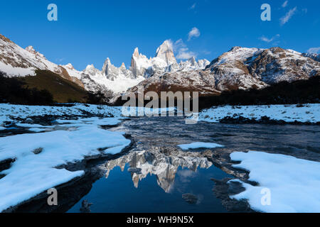 Mount Fitz Roy und Cerro Torre im Winter bei Sonnenaufgang, Los Glaciares Nationalpark, UNESCO, El Chalten, Santa Cruz, Patagonien, Argentinien Stockfoto