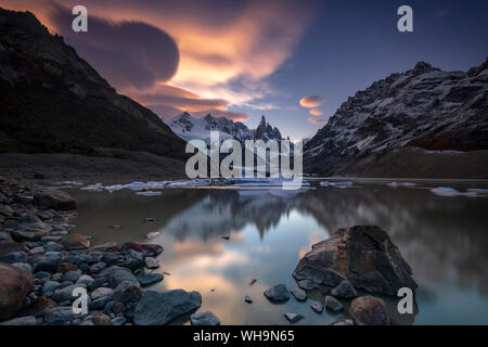 Laguna Torre bei Sonnenuntergang, Nationalpark Los Glaciares, UNESCO-Weltkulturerbe, Provinz Santa Cruz, Argentinien, Südamerika Stockfoto