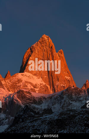 Mount Fitz Roy gebadet in der Morgensonne, Los Glaciares Nationalpark, UNESCO, El Chalten, Provinz Santa Cruz, Patagonien, Argentinien, Südamerika Stockfoto