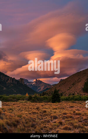 Lenticular Wolkenbildung über dem chilenischen Sattel, Barilochie, Patagonien, Argentinien, Südamerika Stockfoto