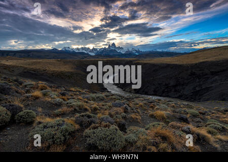 Mount Fitz Roy (Cerro Chaltén) mit Las Vueltas Flusses, eine typische Patagonien Landschaft, Los Glaciares Nationalpark, UNESCO, El Chalten, Argentinien Stockfoto