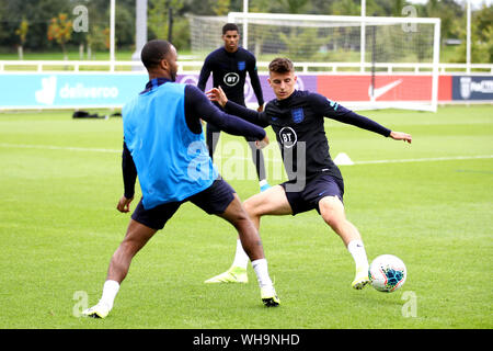 England's Raheem Sterling (links) und Mason Mount Kampf um den Ball während einer Trainingseinheit im St George's Park, Burton. Stockfoto