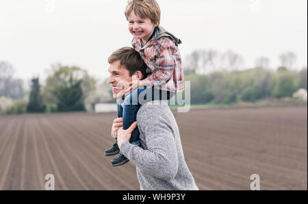 Vater mit Sohn huckepack, Wandern im Freien Stockfoto