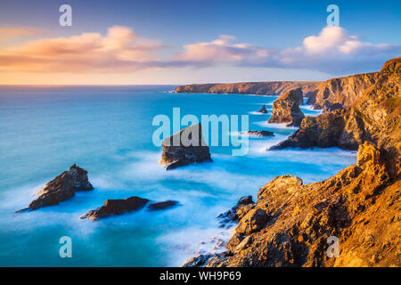 Sonnenuntergang, Bedruthan Steps sea Stacks bei Flut, Carnewas Bedruthan, Küste von North Cornwall, Cornwall, England, Vereinigtes Königreich, Europa Stockfoto