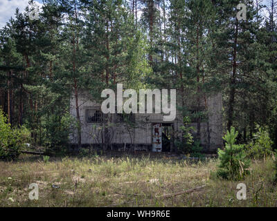 Abgebrochene militärische Gebäude in Tschernobyl-2 Stadt in der Sperrzone von Tschernobyl, Ukraine Stockfoto