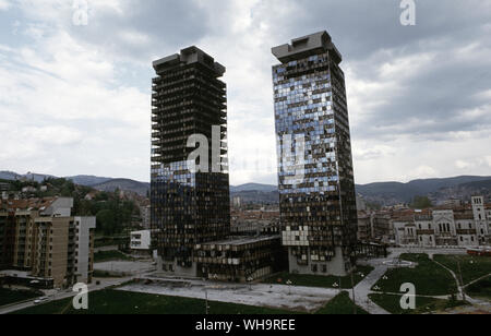 13. Mai 1993 während der Belagerung von Sarajevo: der Krieg - beschädigte/Unis Türmen. Sie waren in den 80er Jahren und wurden mit dem Spitznamen 'MOmo' und 'Uzeir" gebaut, ein Serbe und ein Bosniake, nach Zeichen in einem Radio Comedy. Stockfoto