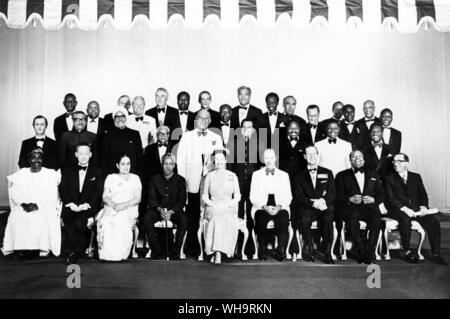 1973/Ottawa, Kanada: Leiter der Delegation für Ihre Majestät, Königin Elisabeth von Großbritannien und Nordirland: vordere Reihe l-r: Gen. Y. Gowon; Lee Kuan Yew; Frau Sirimavo Bandaranaike, Julius Nyerere, der Königin; Pierre Trudeau, Herzog von Edinburgh, Errol Barrow; Dom Mintoff; 2. SITZREIHE l-r: John Christophides; Mujibur Rahman; Swaran Singh; Edward Heath; Sir Ramgoolam; Fiame Mata'afa; Prinz Dlamini; S. Ramphal; Mainza Chona; Brig. New York; Ashley-Lassen Lyden Pindling; 3. SITZREIHE l-r: Dr. Saika Stevens; Chief Leabua Jonathan; Norman Kirk; Gough Whitlam; Daniel Arap Moi; Michael Manley, Ratu Sir Kamisese Stockfoto