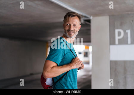 Porträt eines sportlichen Mann, der einen Tasche Stockfoto