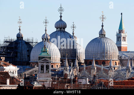 Dach der Basilika San Marco, ein Beispiel der byzantinischen Architektur erst im 9. Jahrhundert gebaut, Venedig, UNESCO-Weltkulturerbe, Venetien, Italien Stockfoto