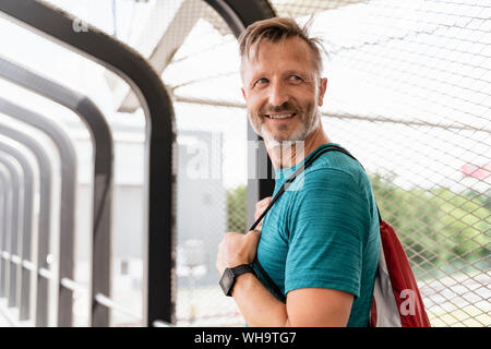 Sportlichen Mann, der einen Tasche Stockfoto