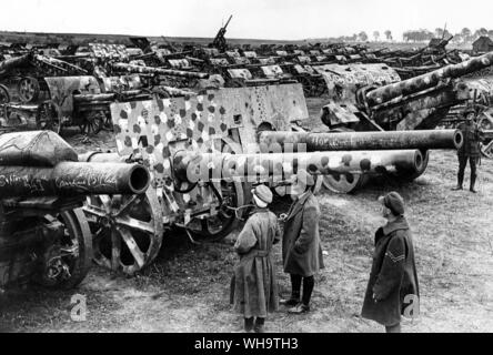 WW1/Frankreich: Dump der Deutschen Waffen in der Schlacht von Amiens in der Vierten Armee gefangengenommen, August 1918. Die in den Vordergrund der 2. kanadischen Division und 3. Tank Bataillon erfasst. Stockfoto