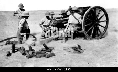 WW1/Mesopotamien: Alliierte Truppen mit einem 18-pounder Field gun. Möglicherweise im Irak (?). 1918. Stockfoto