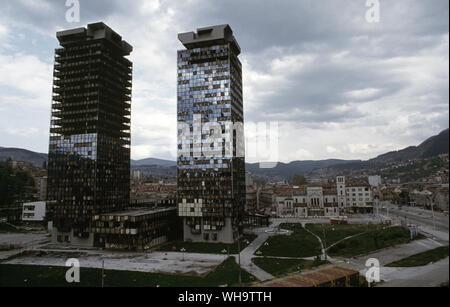 13. Mai 1993 während der Belagerung von Sarajevo: der Krieg - beschädigte/Unis Türmen. Sie waren in den 80er Jahren und wurden mit dem Spitznamen 'MOmo' und 'Uzeir" gebaut, ein Serbe und ein Bosniake, nach Zeichen in einem Radio Comedy. Stockfoto