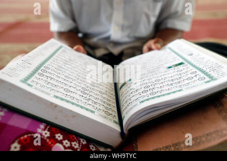 Alter Mann lesen Quran sitzen auf dem Teppich in einer Moschee, Phnom Penh, Kambodscha, Indochina, Südostasien, Asien Stockfoto