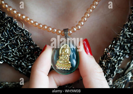 Buddhistische Frau mit einem Buddha Anhänger, Vung Tau, Vietnam, Indochina, Südostasien, Asien Stockfoto