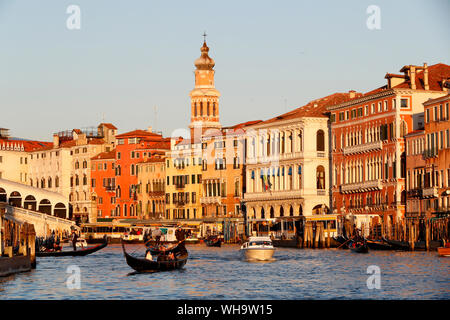 Gondoliere auf Gondel auf Grand Canal bei Sonnenuntergang, Venedig, UNESCO-Weltkulturerbe, Venetien, Italien, Europa Stockfoto