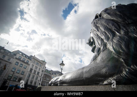 Eine Löwenskulptur in London Stockfoto